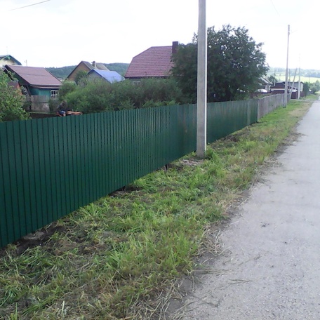 
из сетки-рабицы, профлиста, евроштакетника, дерева. 






